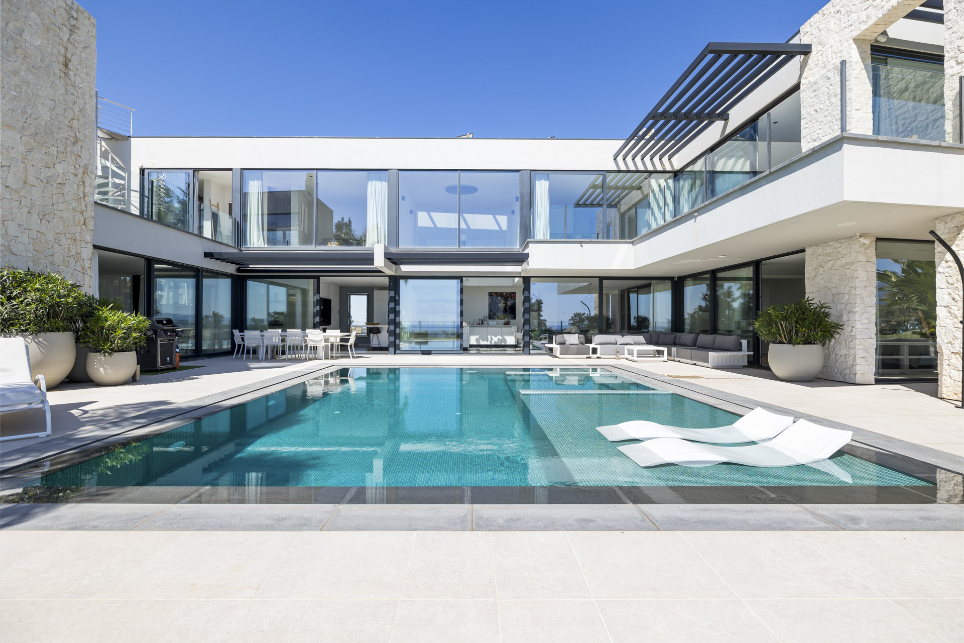 Panoramic Golf & Sea View Villa in Benahavís · Photo 41