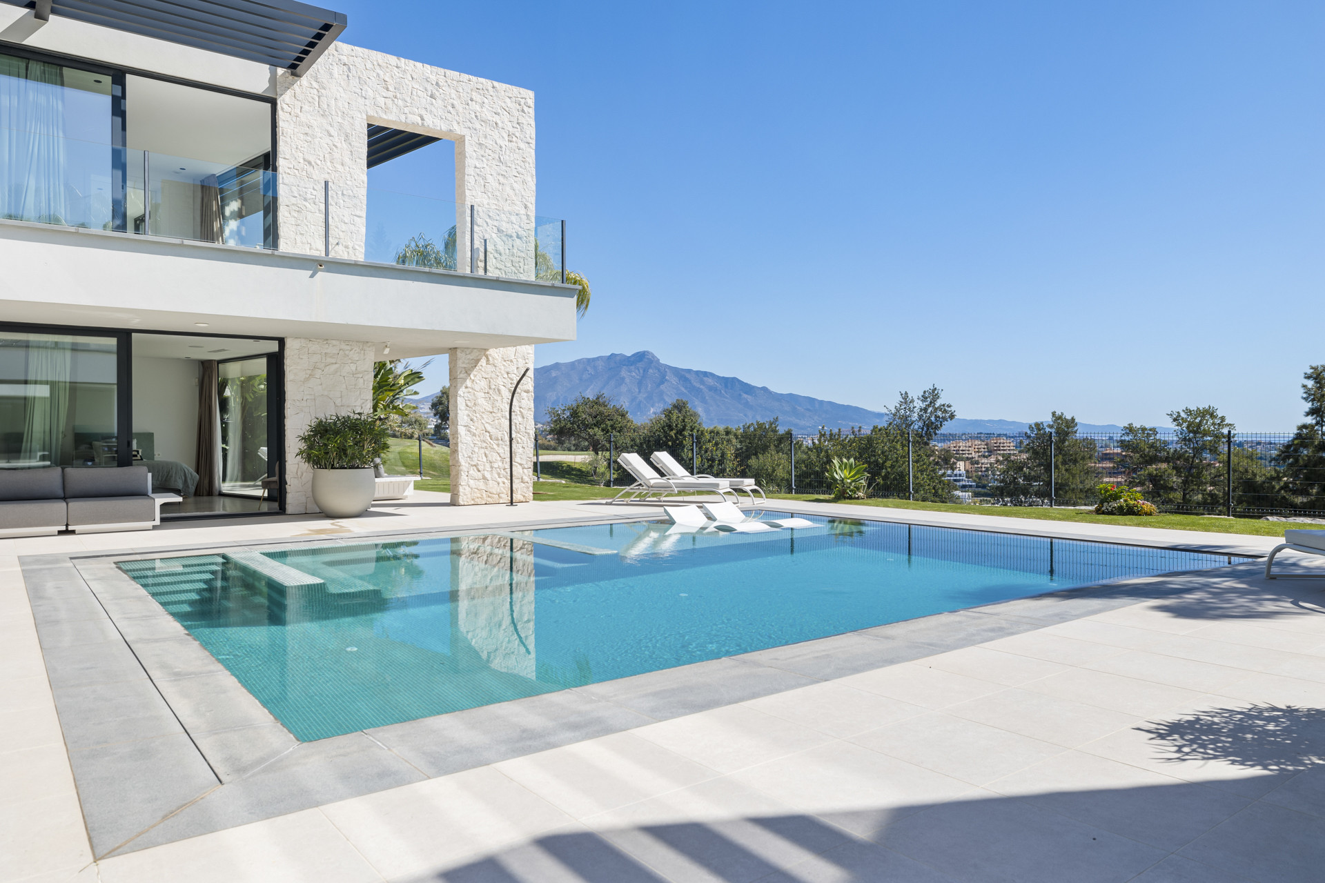 Panoramic Golf & Sea View Villa in Benahavís · Photo 42