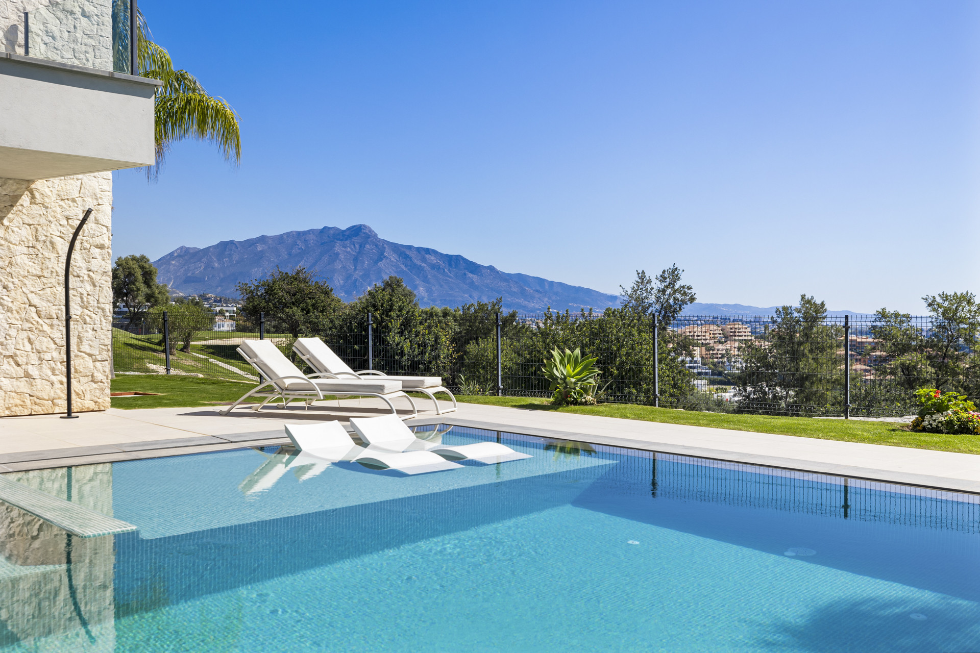 Panoramic Golf & Sea View Villa in Benahavís · Photo 32