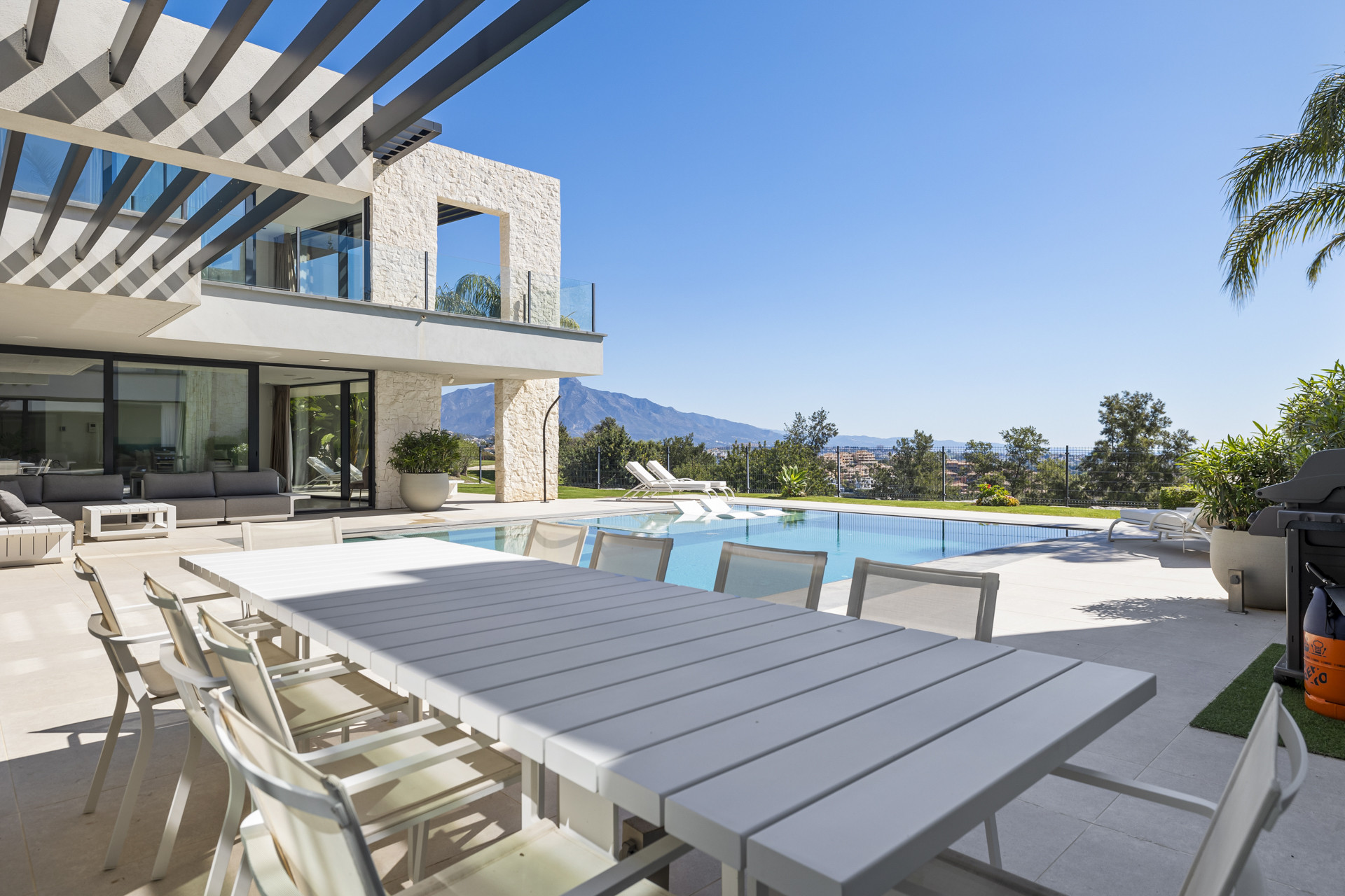 Panoramic Golf & Sea View Villa in Benahavís · Photo 33
