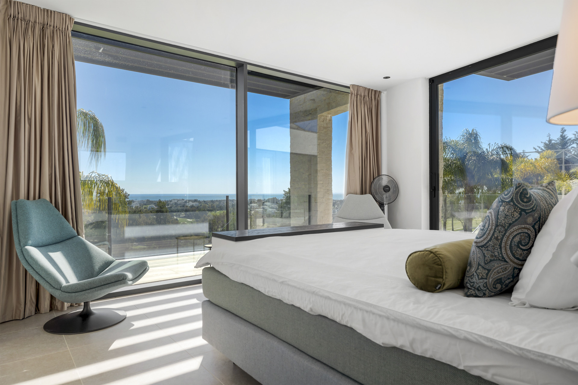 Panoramic Golf & Sea View Villa in Benahavís · Photo 27