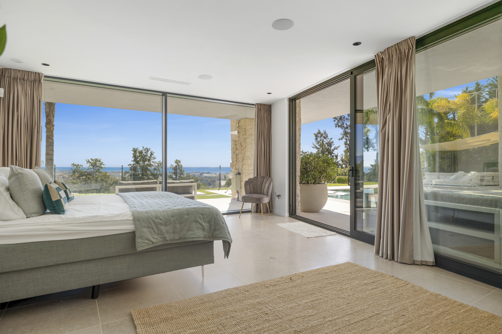 Panoramic Golf & Sea View Villa in Benahavís · Photo 14