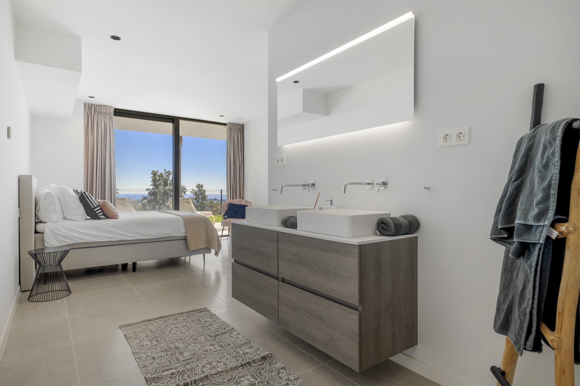 Panoramic Golf & Sea View Villa in Benahavís · Photo 24
