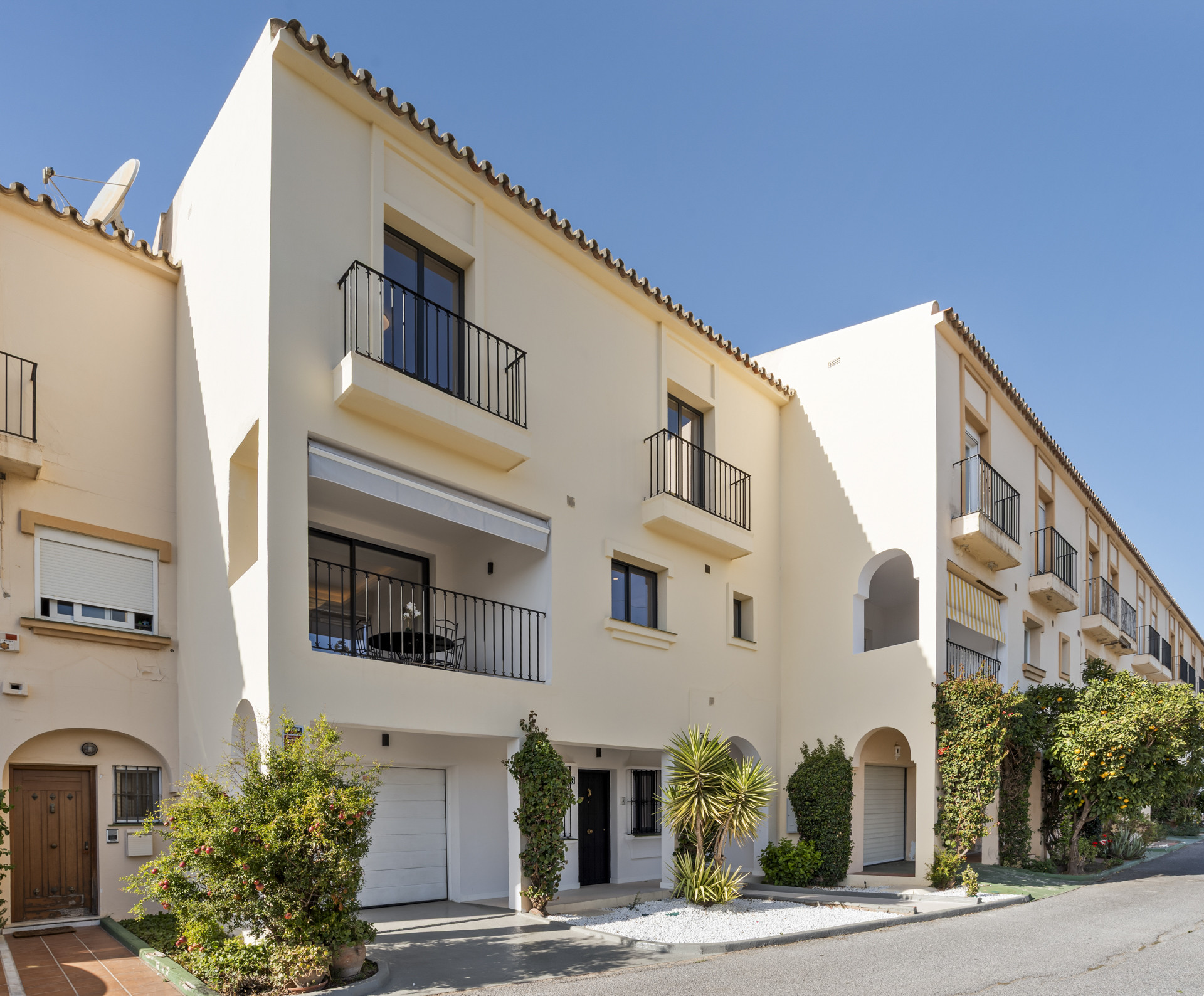 Luxury Frontline Golf Townhouse in Los Olivos, Nueva Andalucía · Photo 29