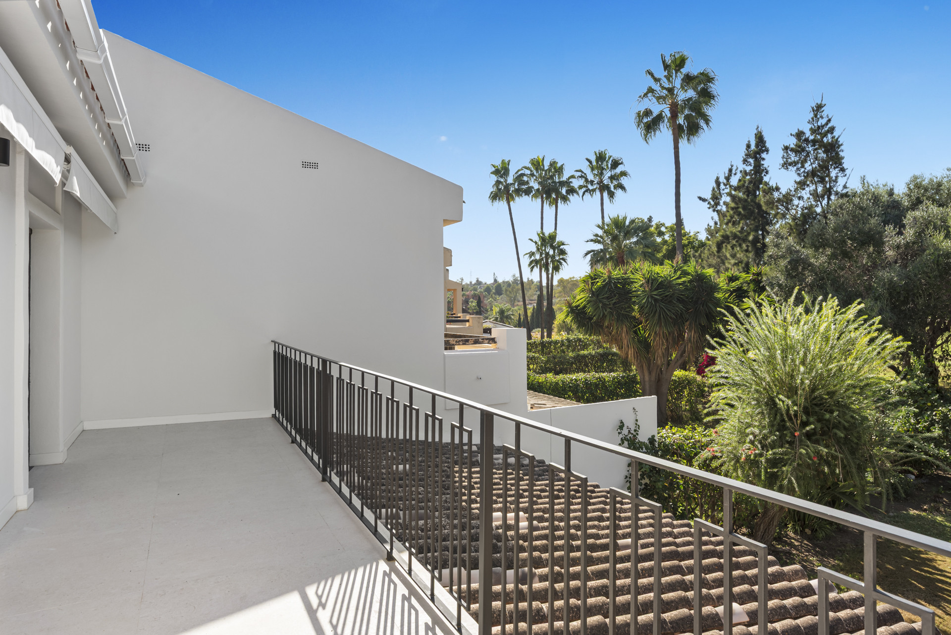 Luxury Frontline Golf Townhouse in Los Olivos, Nueva Andalucía · Photo 14