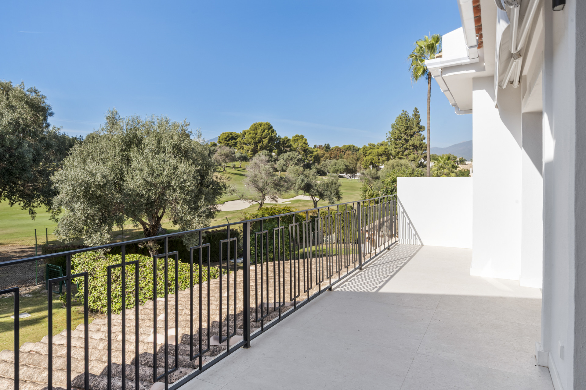 Luxury Frontline Golf Townhouse in Los Olivos, Nueva Andalucía · Photo 13