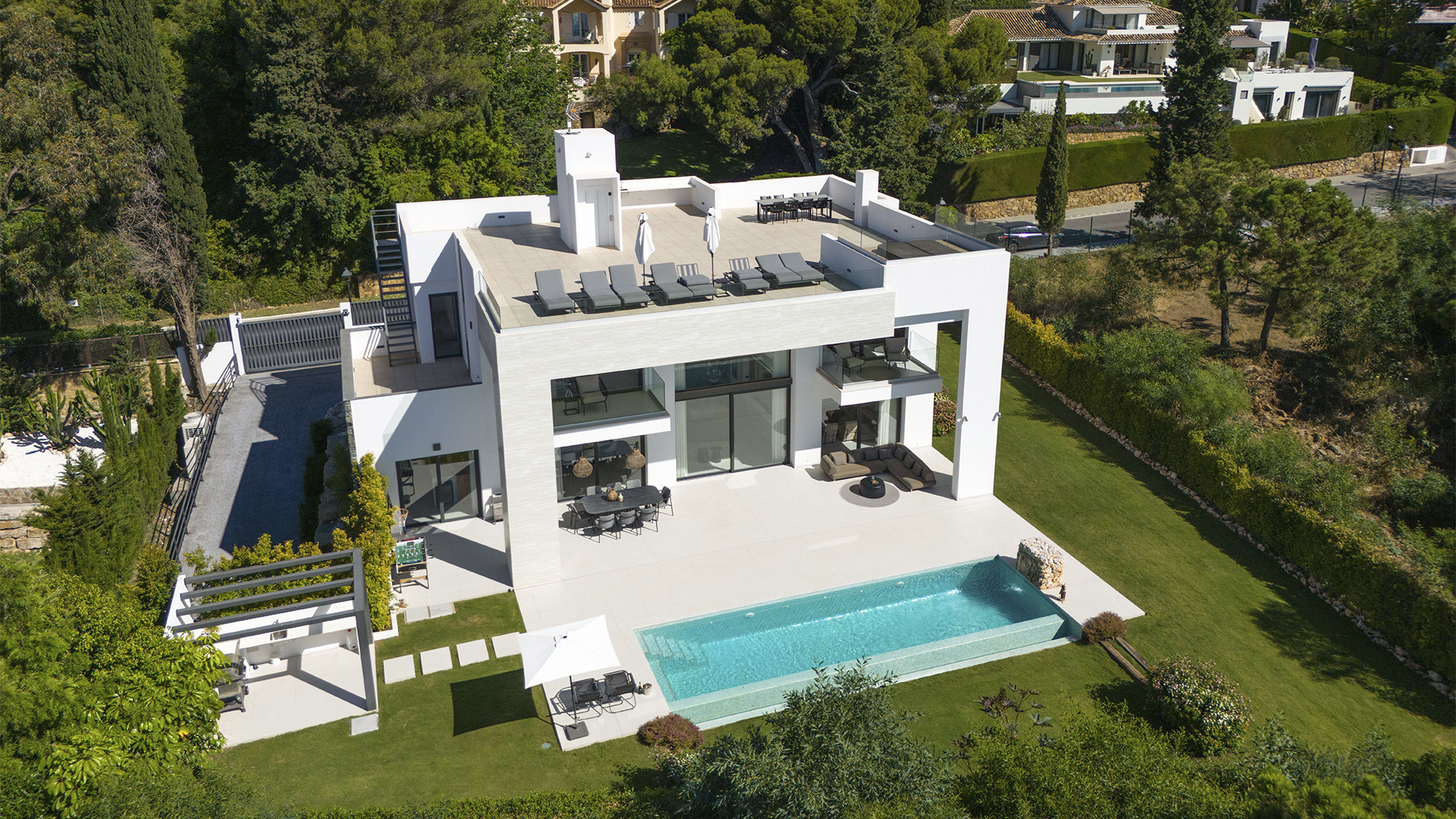 Sleek Contemporary Villa with Panoramic Views in Cascada de Camojan · Photo 11