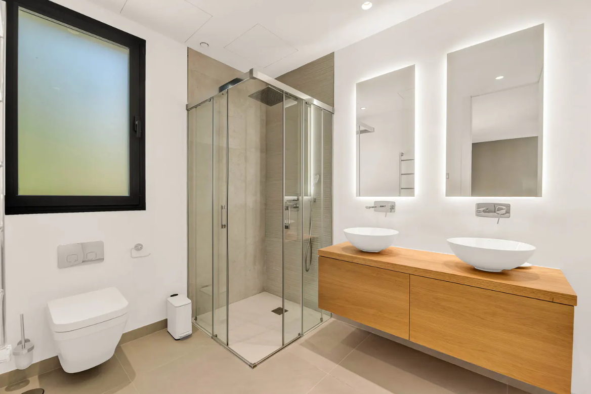 Sleek Contemporary Villa z panoramicznymi widokami w Cascada de Camojan · Zdjęcie 9