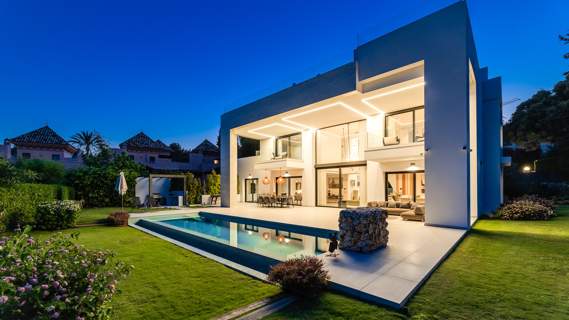 Sleek Contemporary Villa with Panoramic Views in Cascada de Camojan · Photo 13