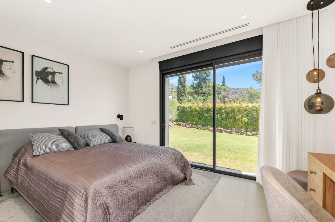 Sleek Contemporary Villa z panoramicznymi widokami w Cascada de Camojan · Zdjęcie 8