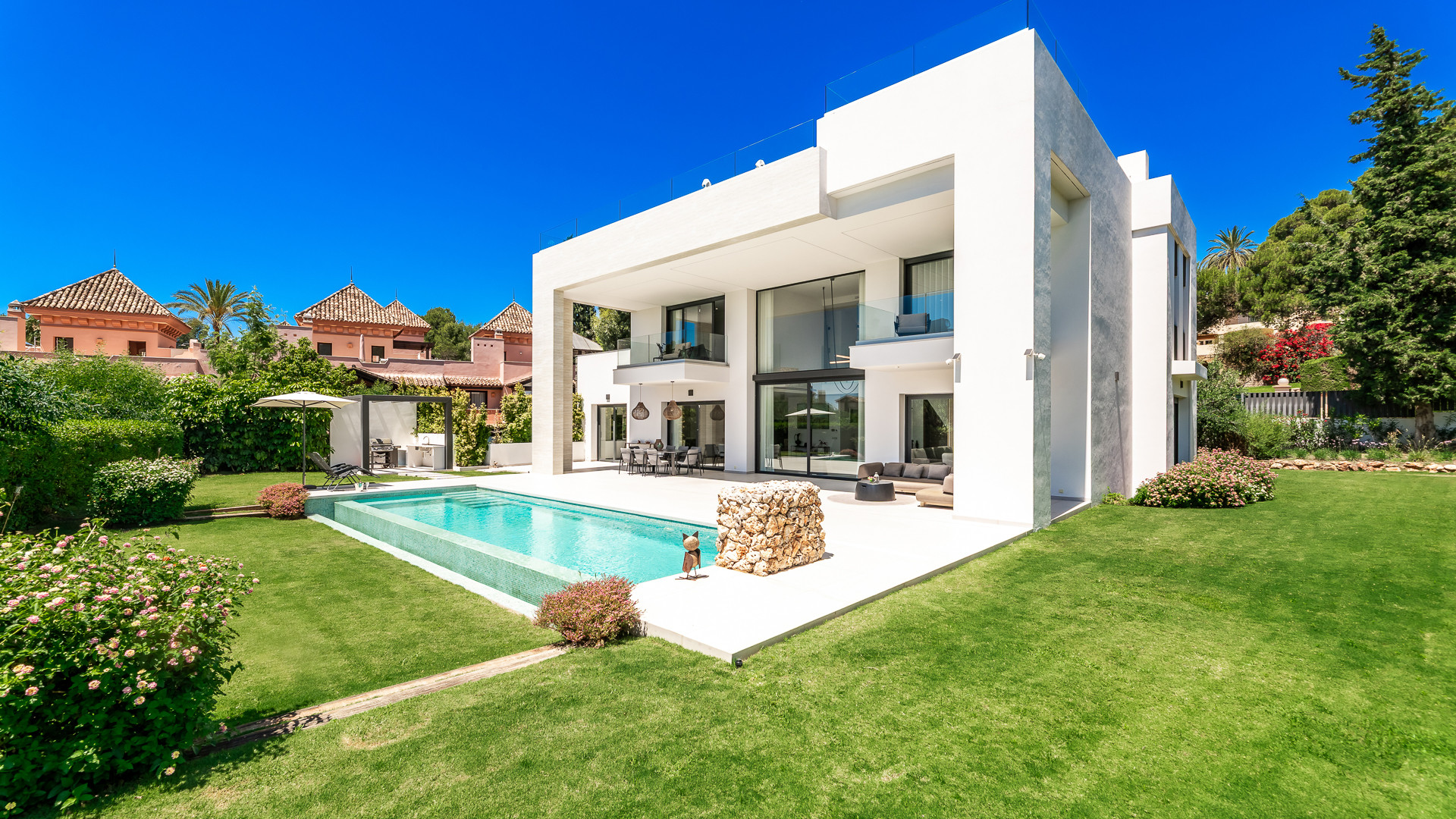 Sleek Contemporary Villa with Panoramic Views in Cascada de Camojan · Photo 10