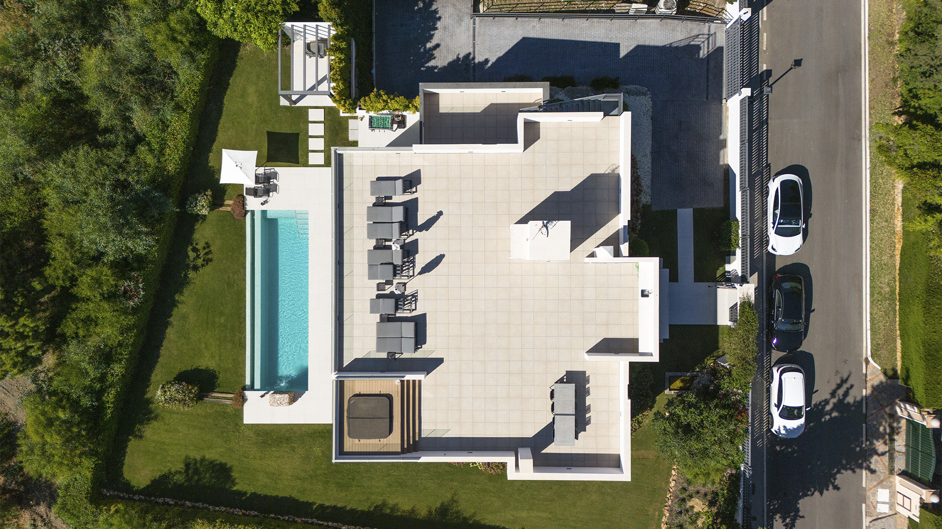 Sleek Contemporary Villa with Panoramic Views in Cascada de Camojan · Photo 12