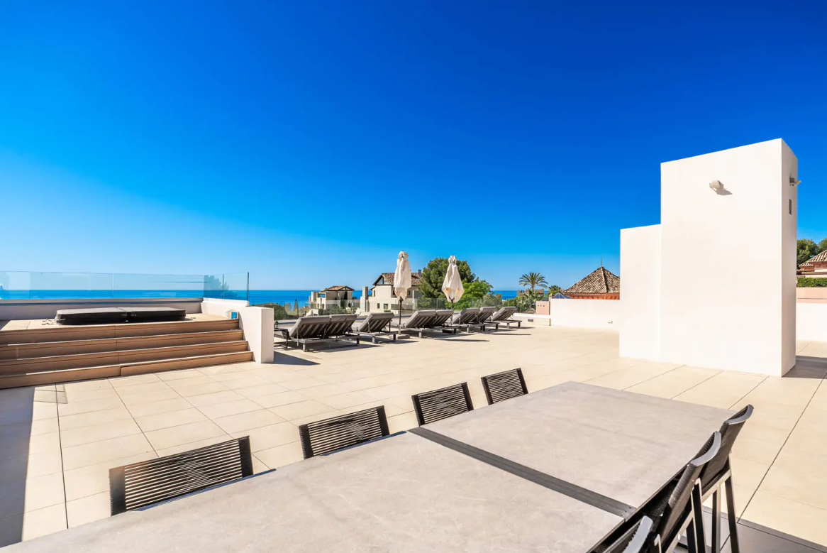 Sleek Contemporary Villa z panoramicznymi widokami w Cascada de Camojan · Zdjęcie 17