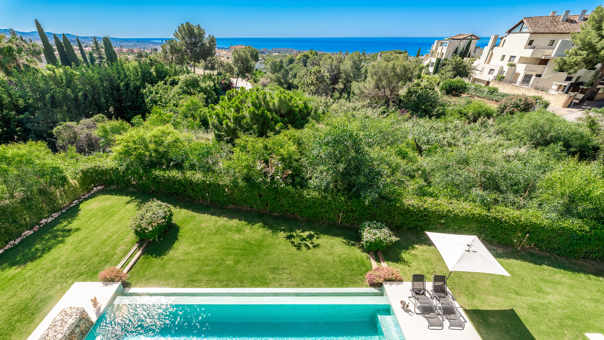 Sleek Contemporary Villa with Panoramic Views in Cascada de Camojan · Photo 9