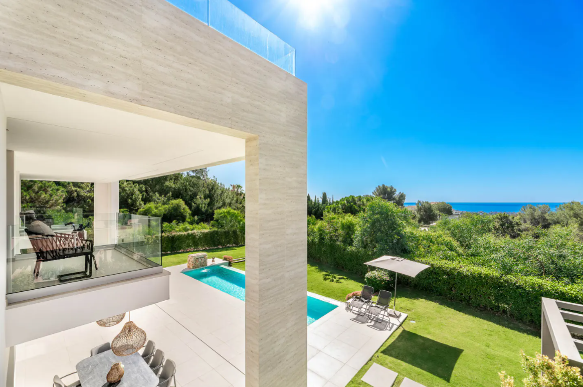 Sleek Contemporary Villa z panoramicznymi widokami w Cascada de Camojan · Zdjęcie 16