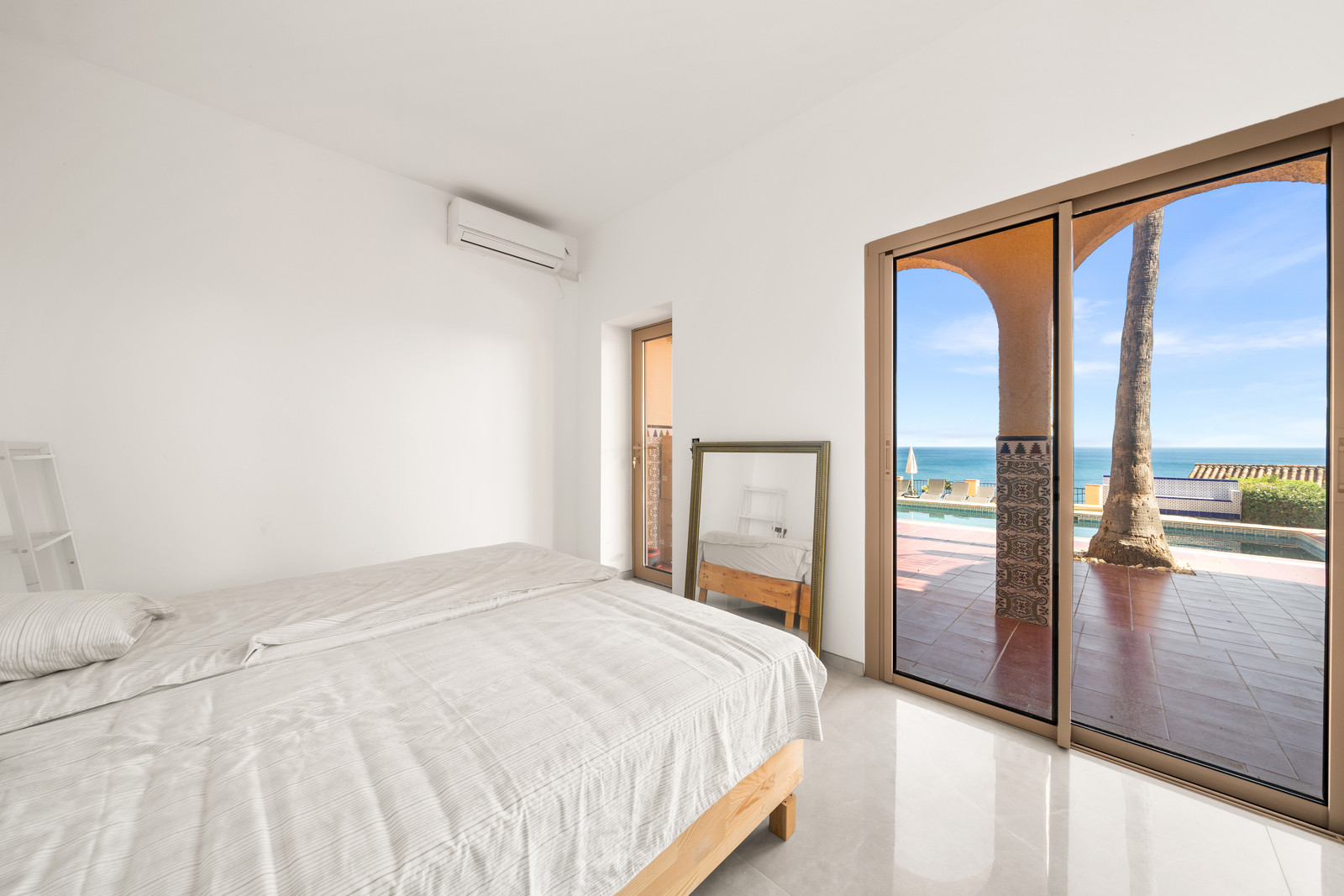 Magnificent Andalusian Villa with Scandinavian Touch and Sea Views in Estepona West · Photo 24