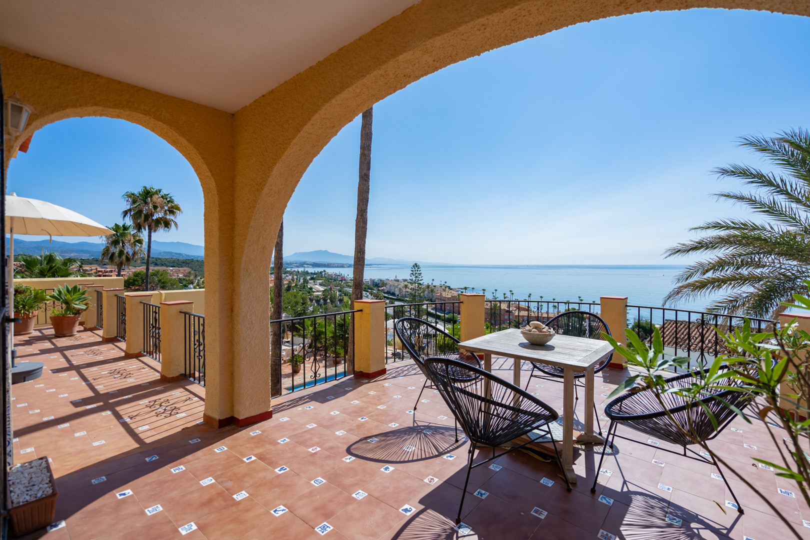 Magnificent Andalusian Villa with Scandinavian Touch and Sea Views in Estepona West · Photo 8