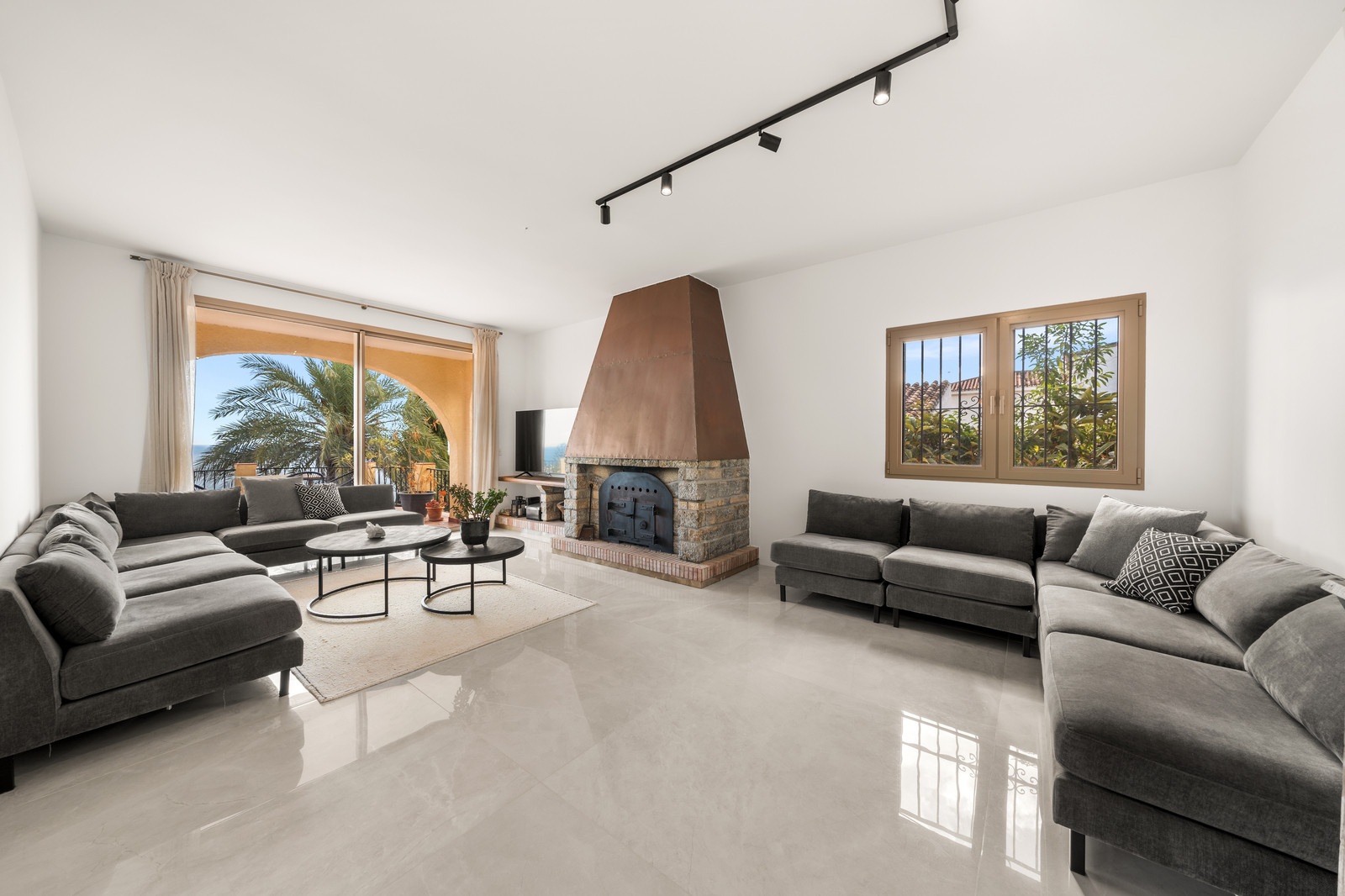 Magnificent Andalusian Villa with Scandinavian Touch and Sea Views in Estepona West · Photo 9