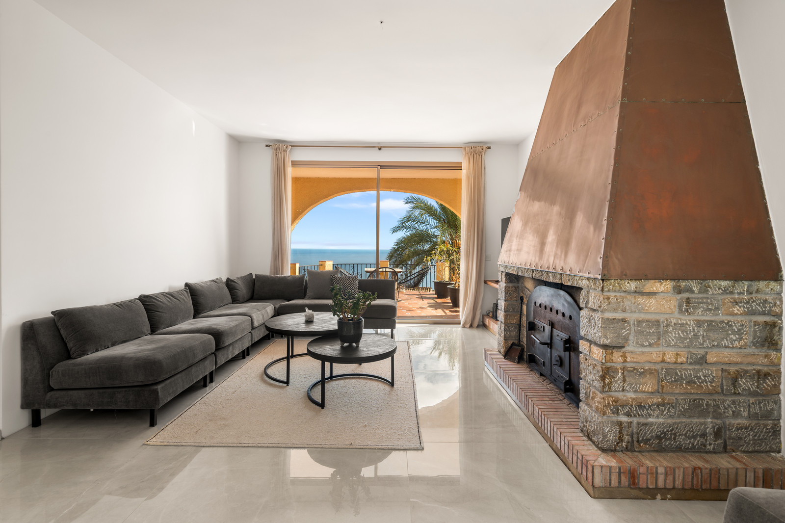 Magnificent Andalusian Villa with Scandinavian Touch and Sea Views in Estepona West · Photo 10