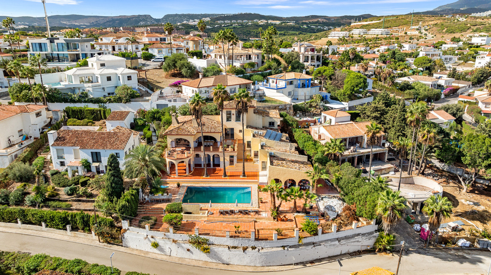 Magnificent Andalusian Villa with Scandinavian Touch and Sea Views in Estepona West · Photo 25