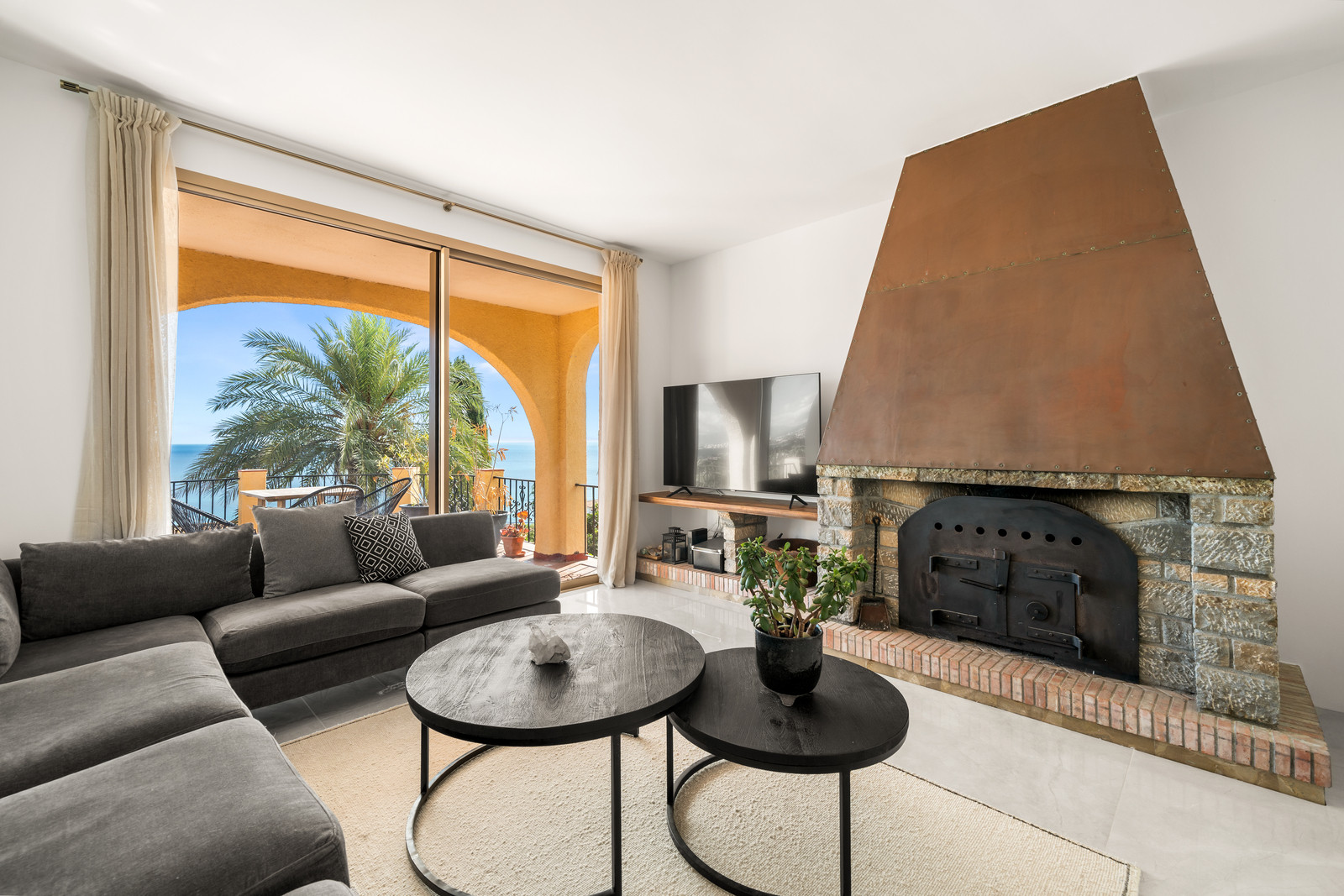 Magnificent Andalusian Villa with Scandinavian Touch and Sea Views in Estepona West · Photo 11