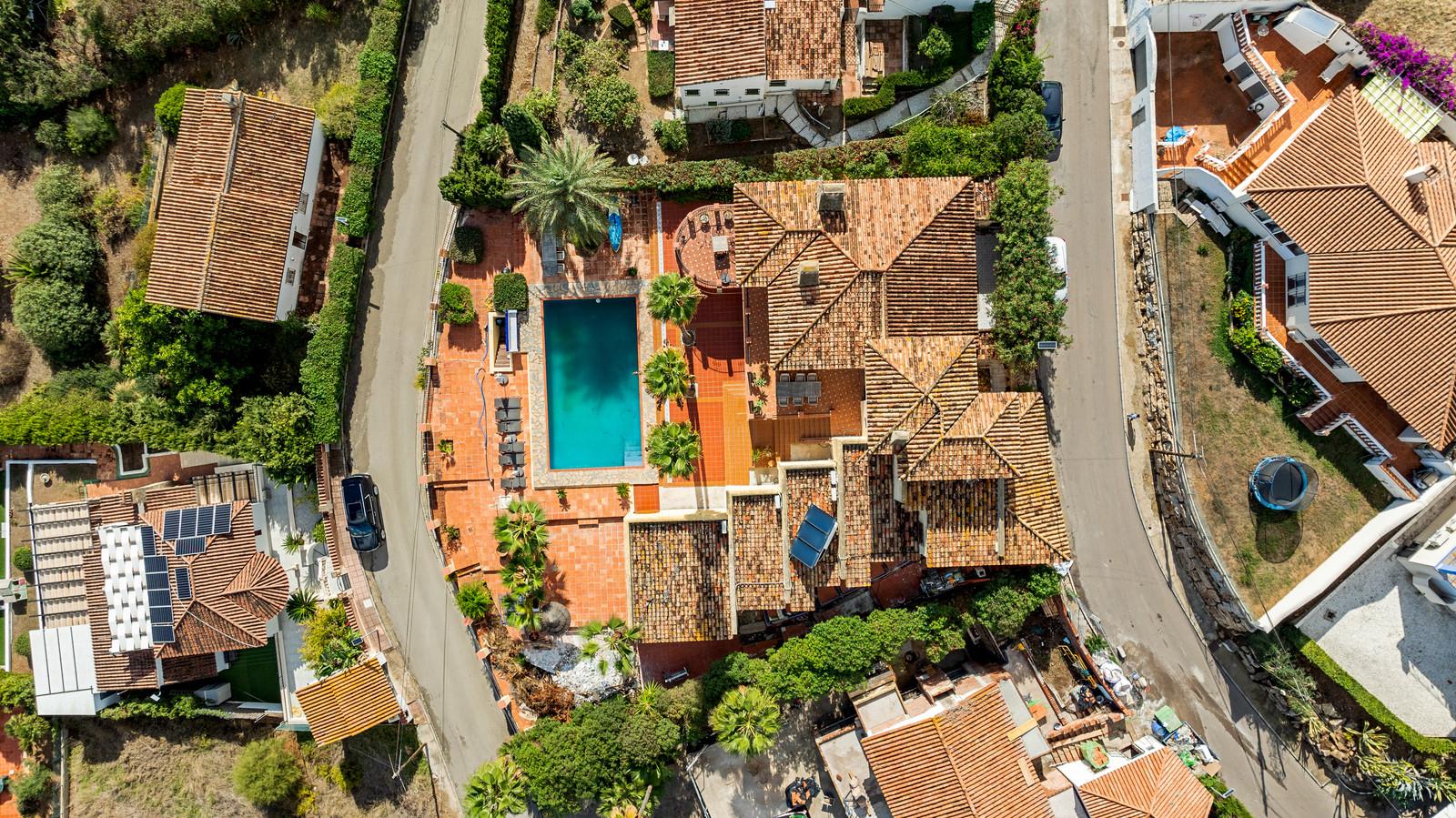 Magnificent Andalusian Villa with Scandinavian Touch and Sea Views in Estepona West · Photo 29