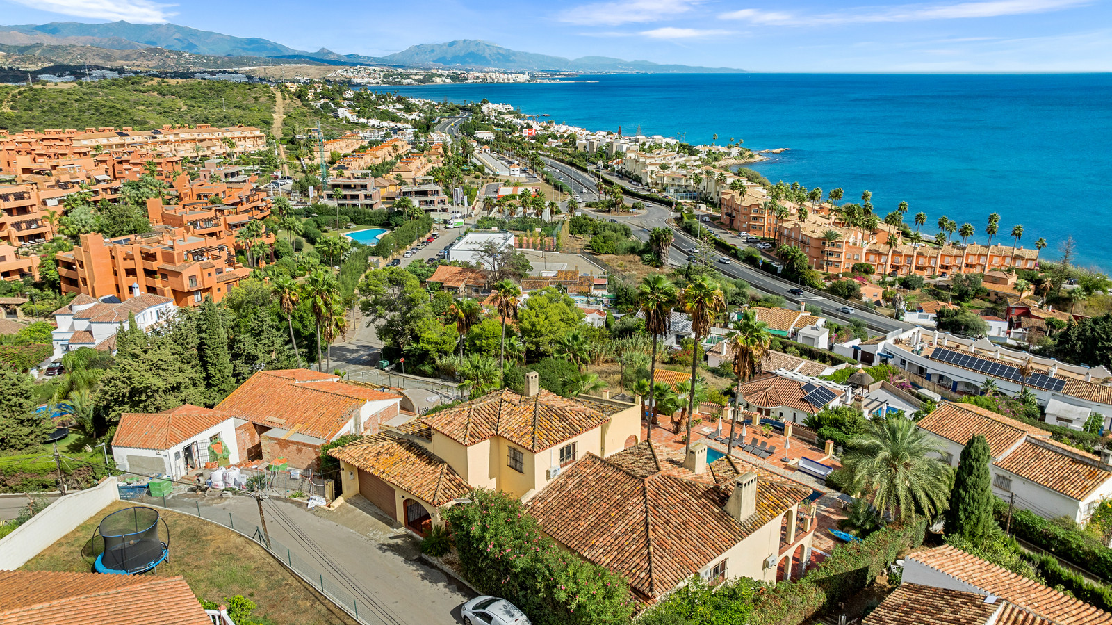 Magnificent Andalusian Villa with Scandinavian Touch and Sea Views in Estepona West · Photo 30