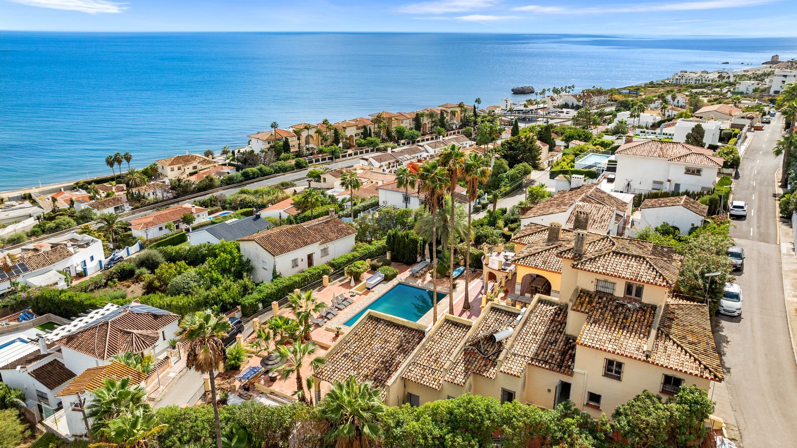 Magnificent Andalusian Villa with Scandinavian Touch and Sea Views in Estepona West · Photo 28