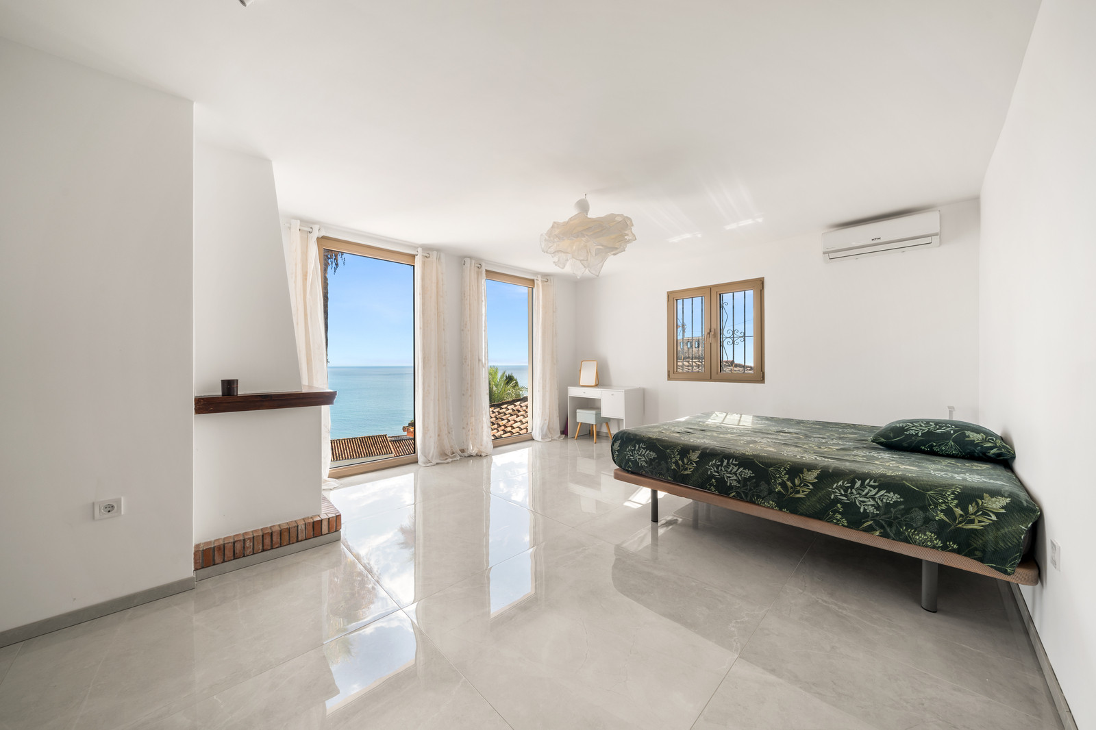 Magnificent Andalusian Villa with Scandinavian Touch and Sea Views in Estepona West · Photo 16