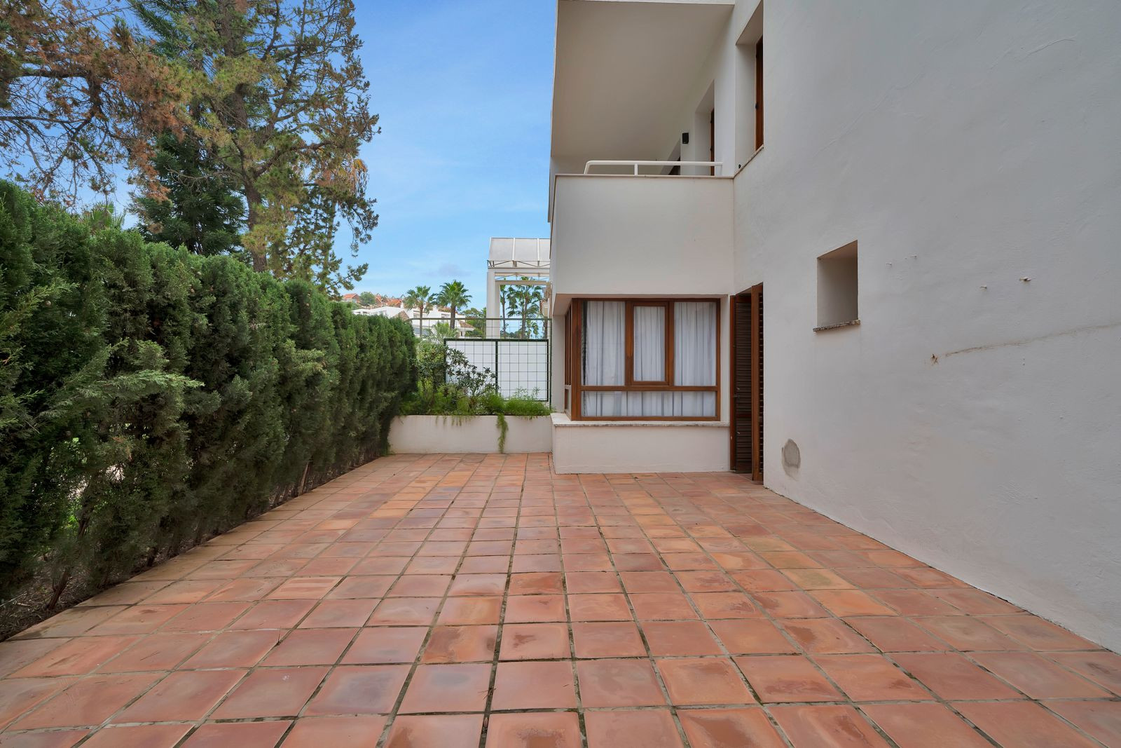 Recently renovated, west-facing middle-floor apartment within the exclusive gated community · Photo 19