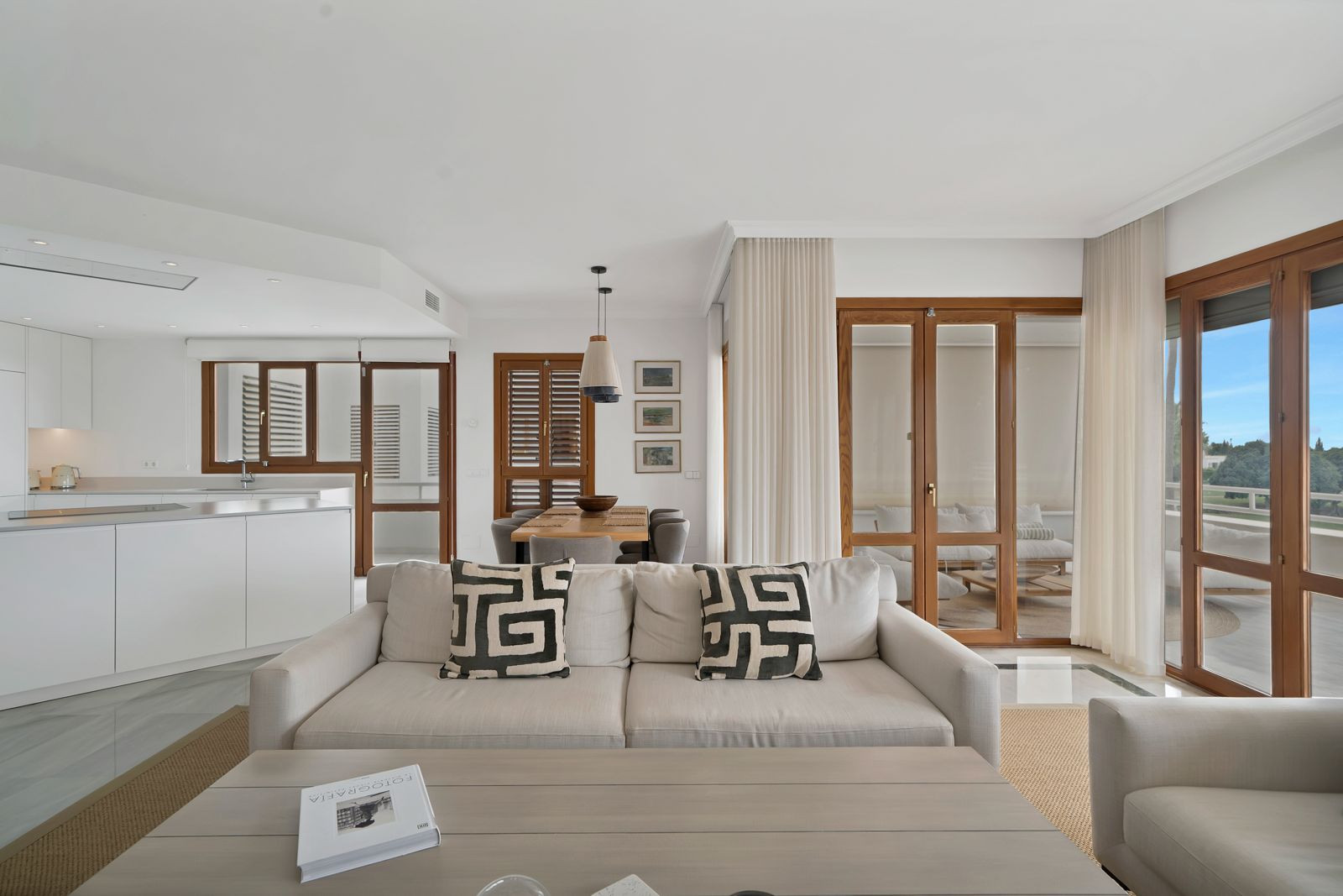 Recently renovated, west-facing middle-floor apartment within the exclusive gated community · Photo 36