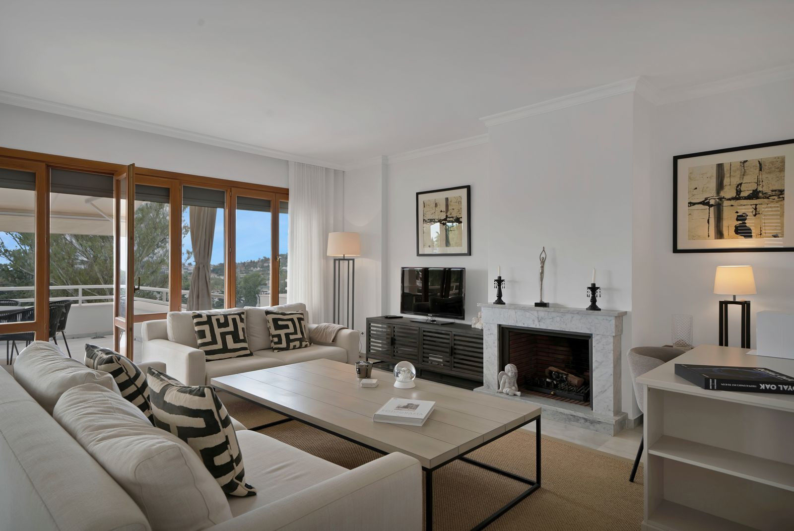 Recently renovated, west-facing middle-floor apartment within the exclusive gated community · Photo 22