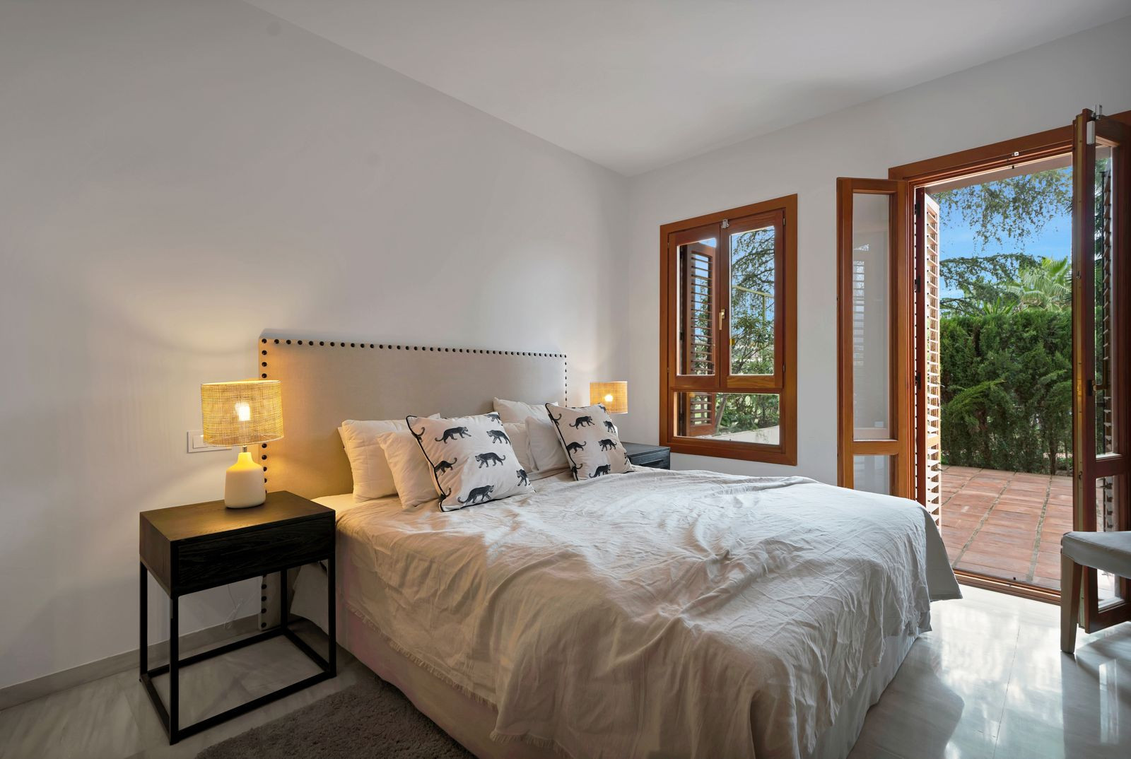 Recently renovated, west-facing middle-floor apartment within the exclusive gated community · Photo 17
