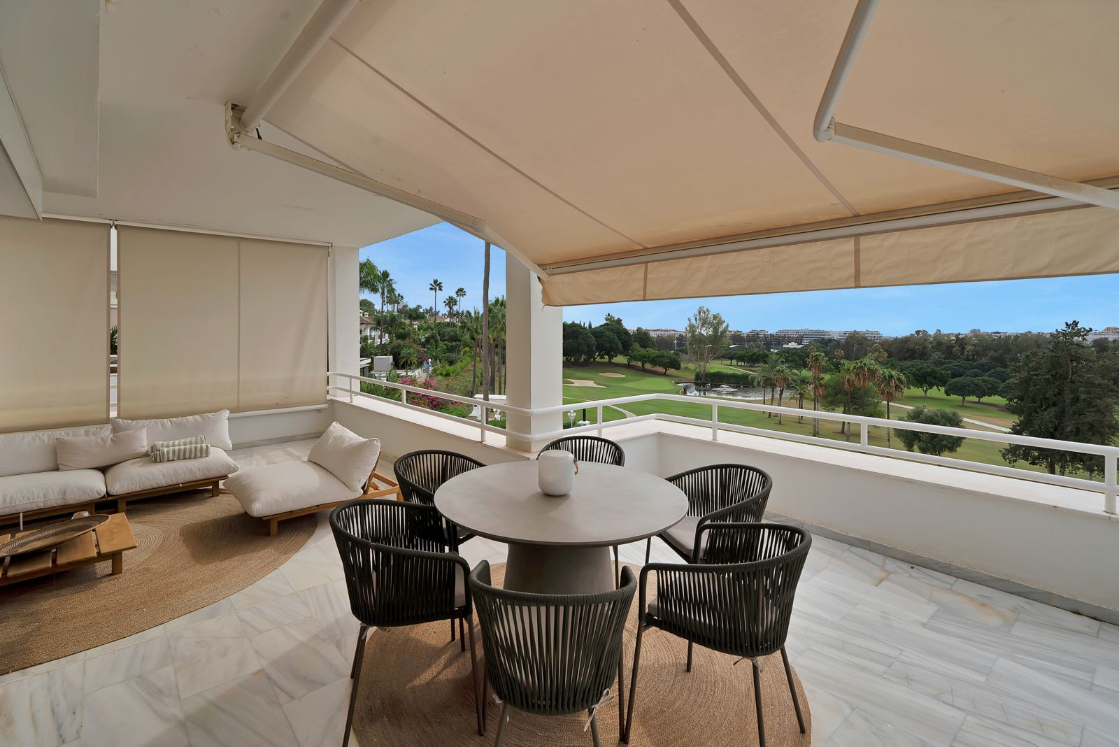 Recently renovated, west-facing middle-floor apartment within the exclusive gated community · Photo 32
