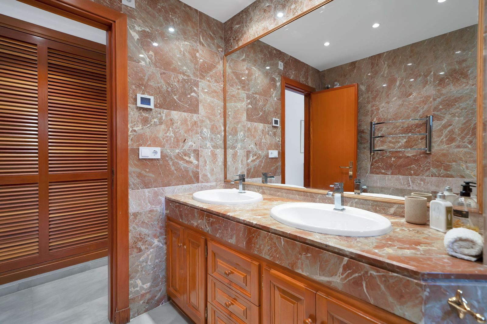 Recently renovated, west-facing middle-floor apartment within the exclusive gated community · Photo 9