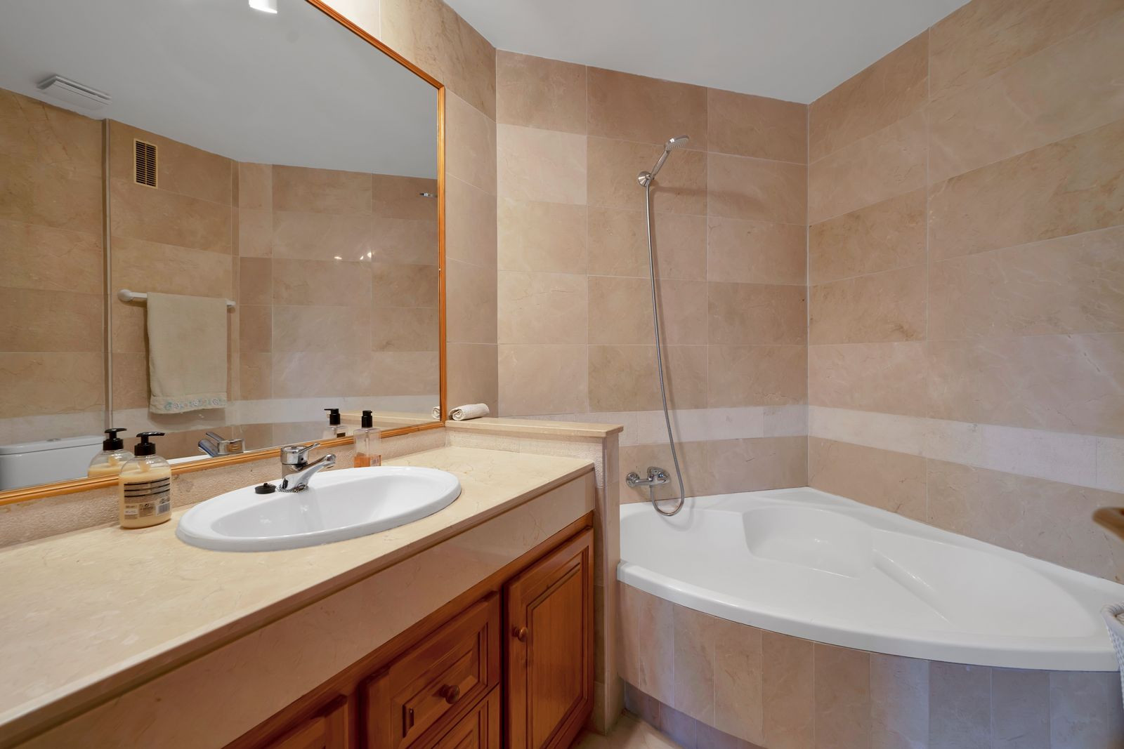 Recently renovated, west-facing middle-floor apartment within the exclusive gated community · Photo 13