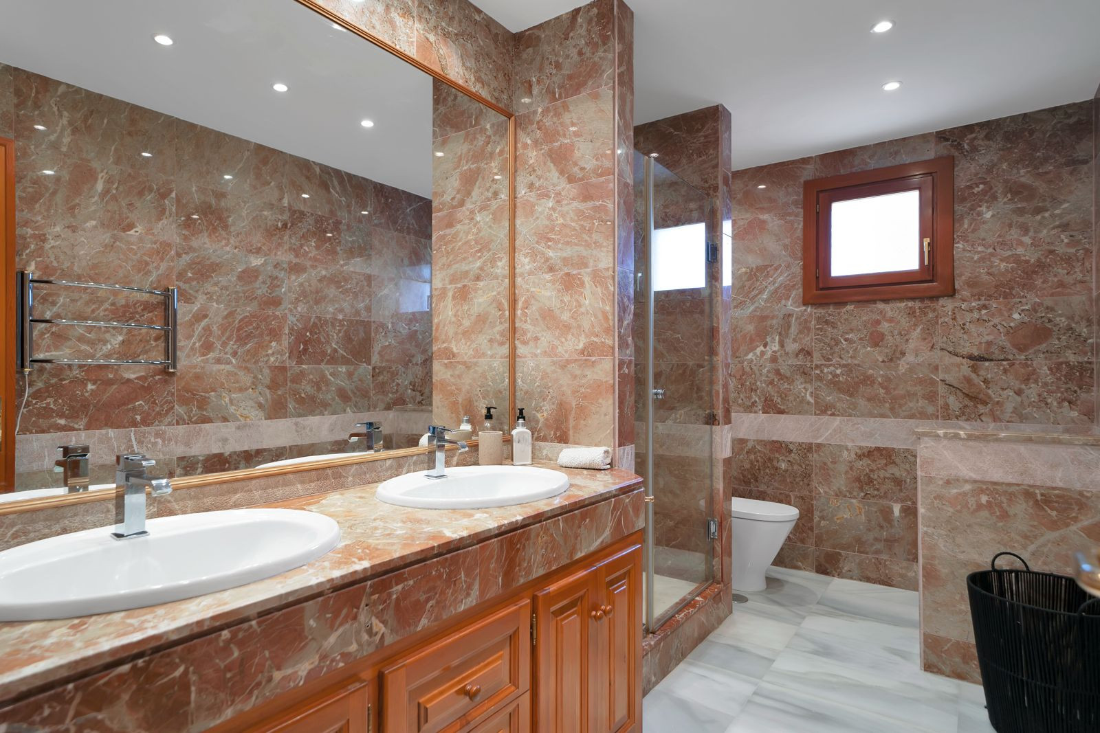 Recently renovated, west-facing middle-floor apartment within the exclusive gated community · Photo 8