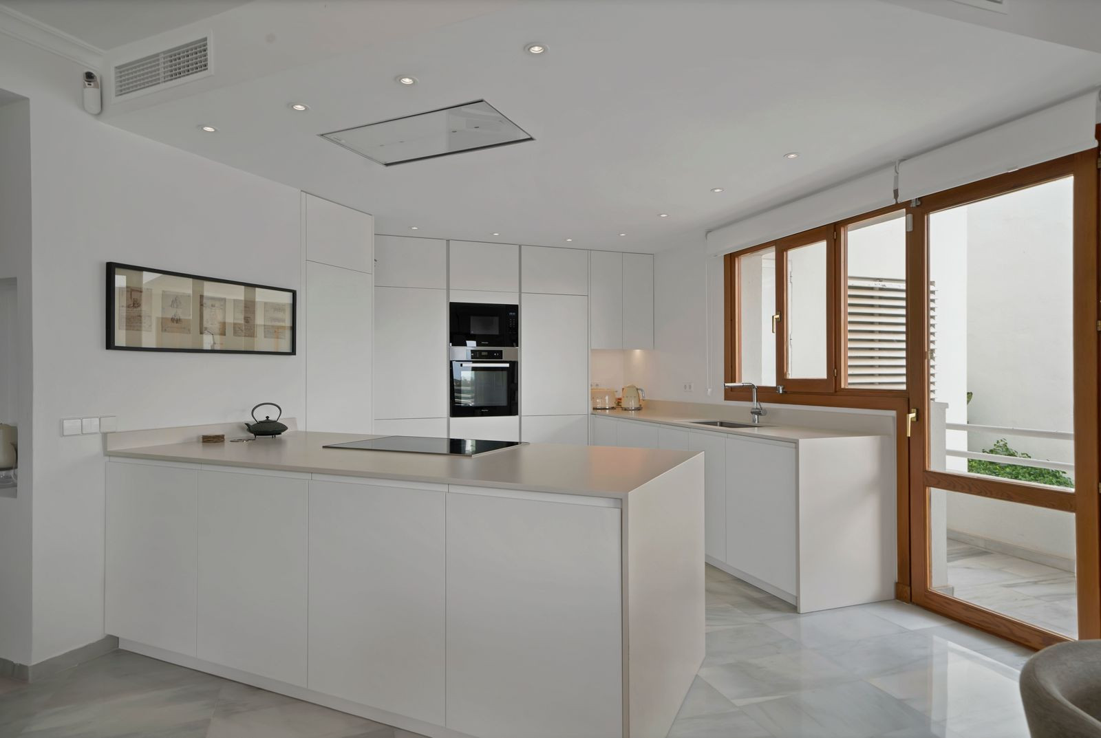 Recently renovated, west-facing middle-floor apartment within the exclusive gated community · Photo 23