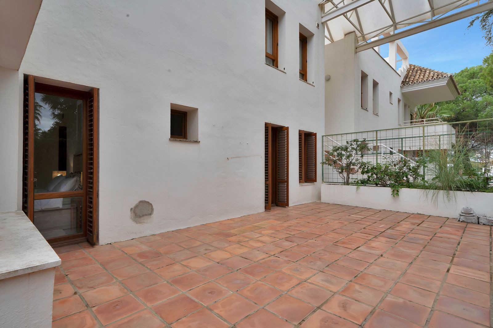 Recently renovated, west-facing middle-floor apartment within the exclusive gated community · Photo 21