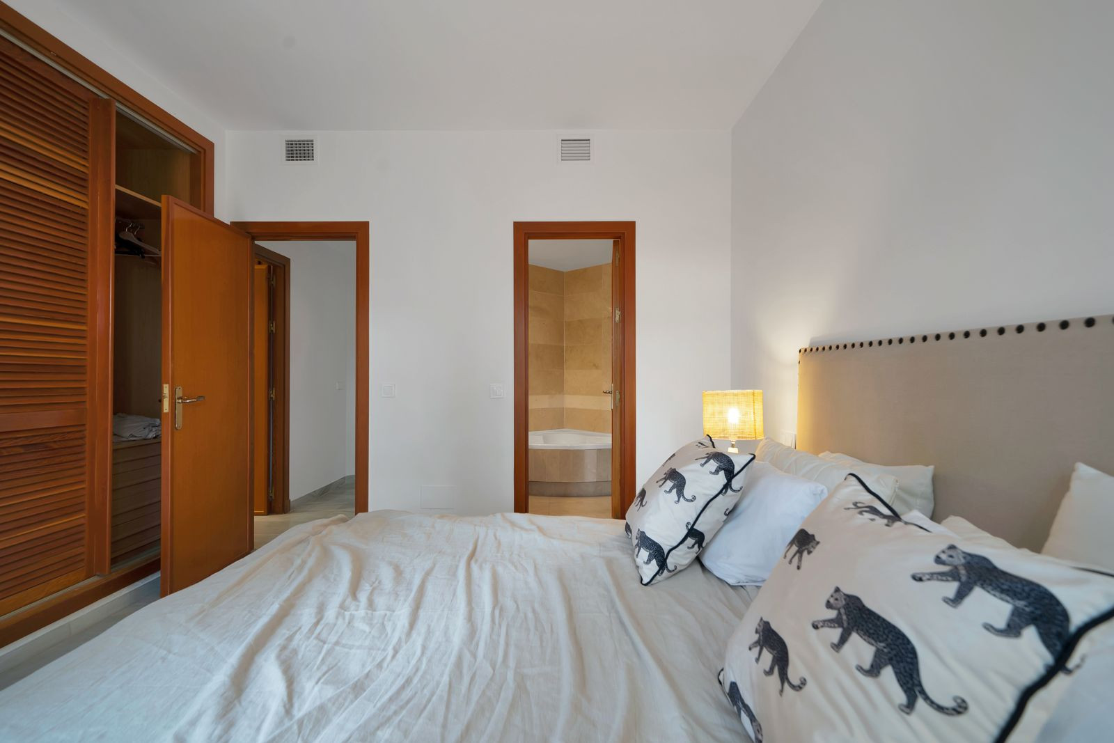 Recently renovated, west-facing middle-floor apartment within the exclusive gated community · Photo 20