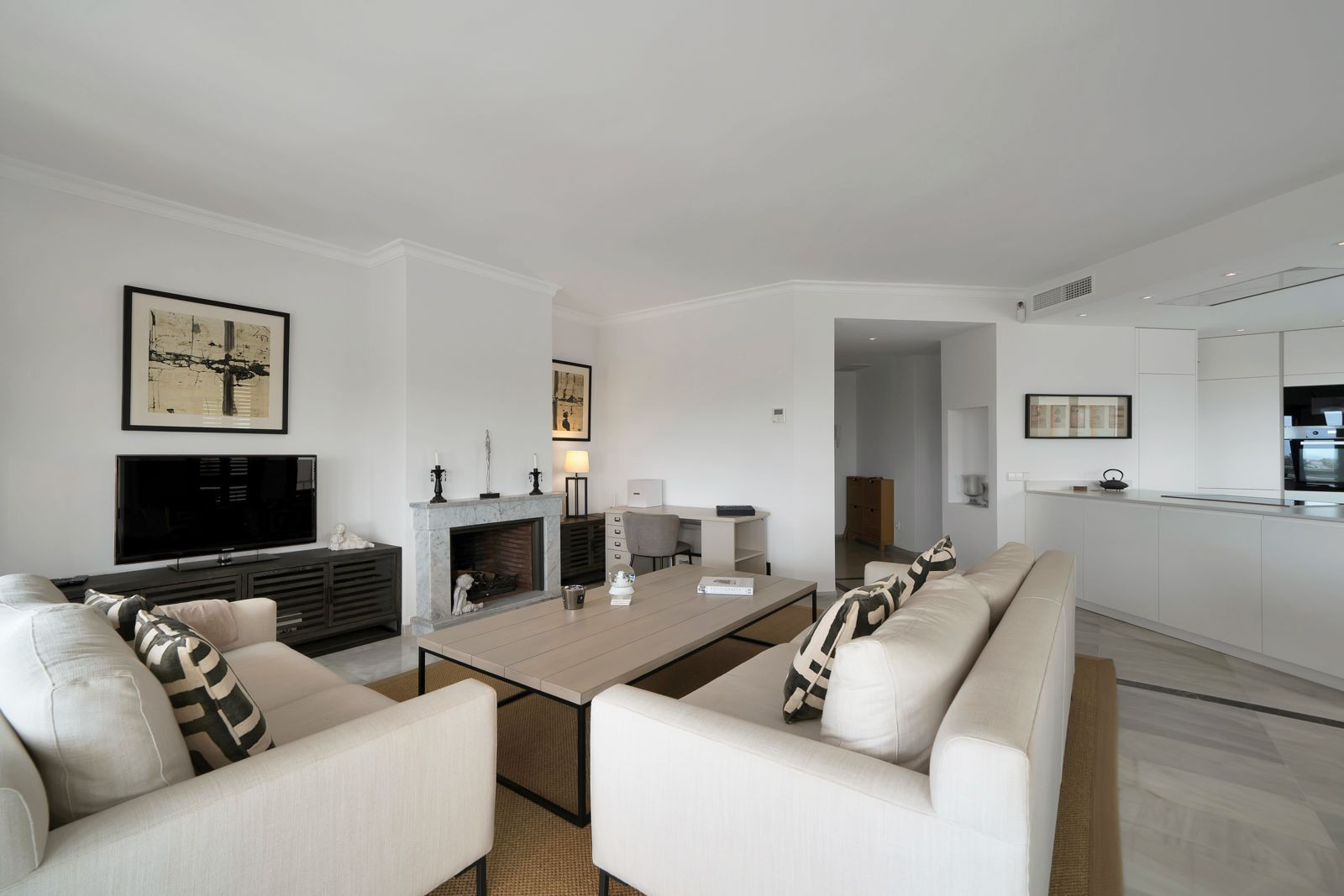 Recently renovated, west-facing middle-floor apartment within the exclusive gated community · Photo 29