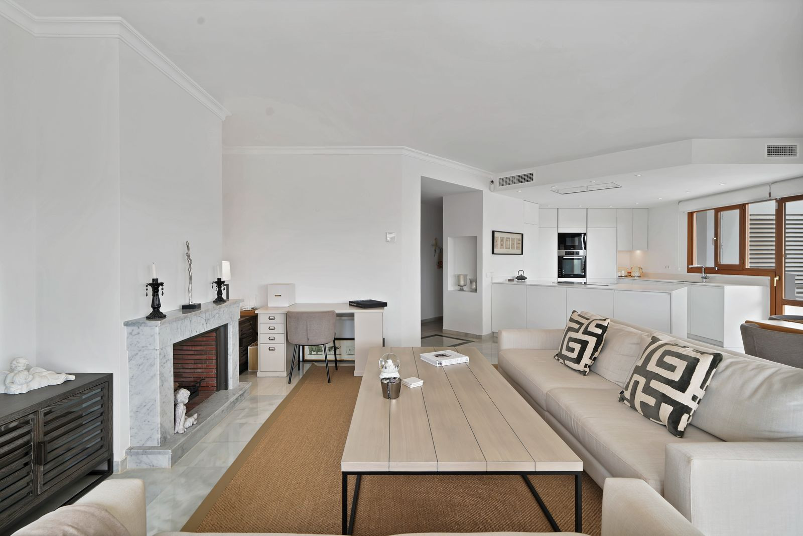 Recently renovated, west-facing middle-floor apartment within the exclusive gated community · Photo 34