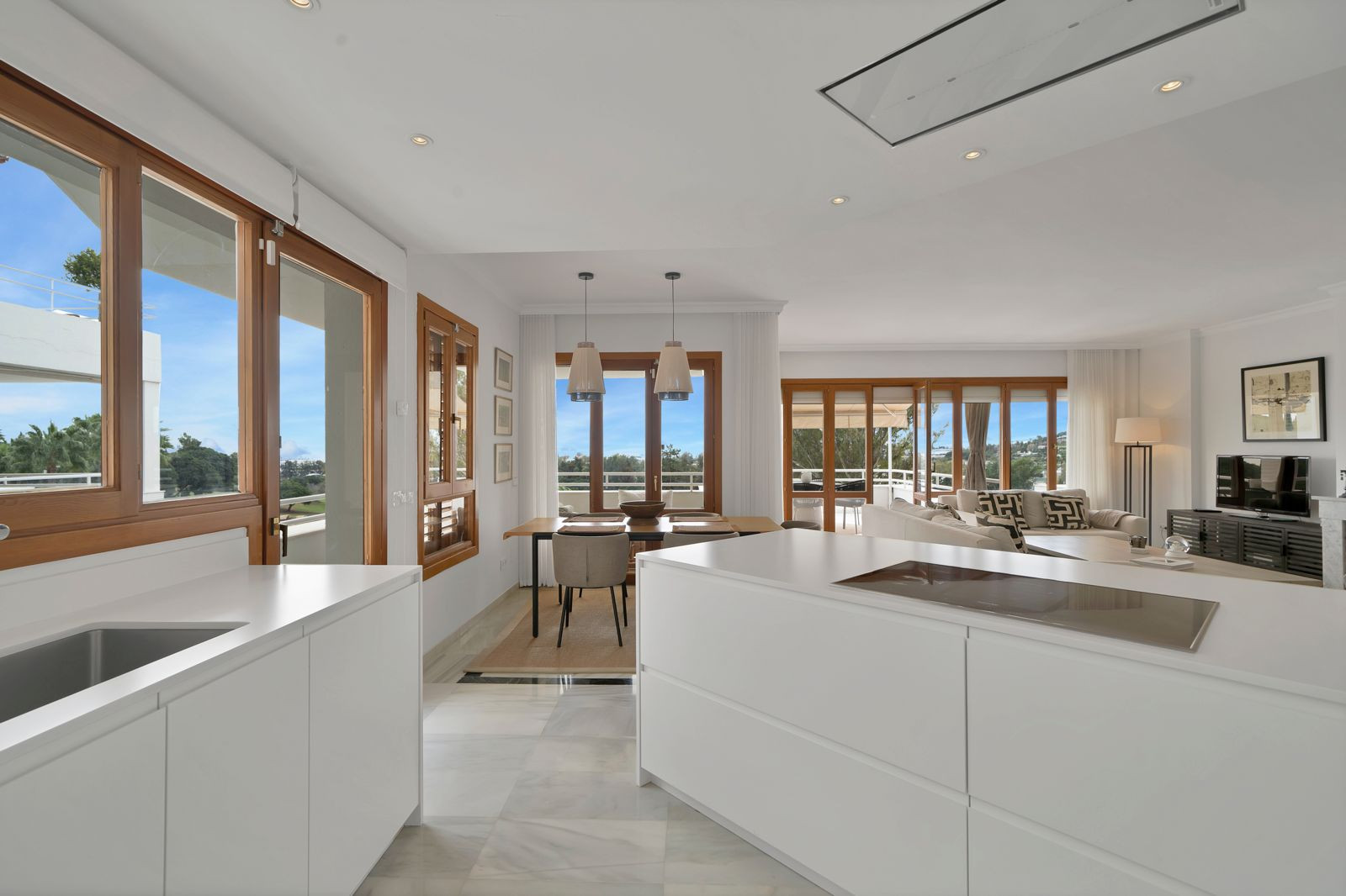 Recently renovated, west-facing middle-floor apartment within the exclusive gated community · Photo 30
