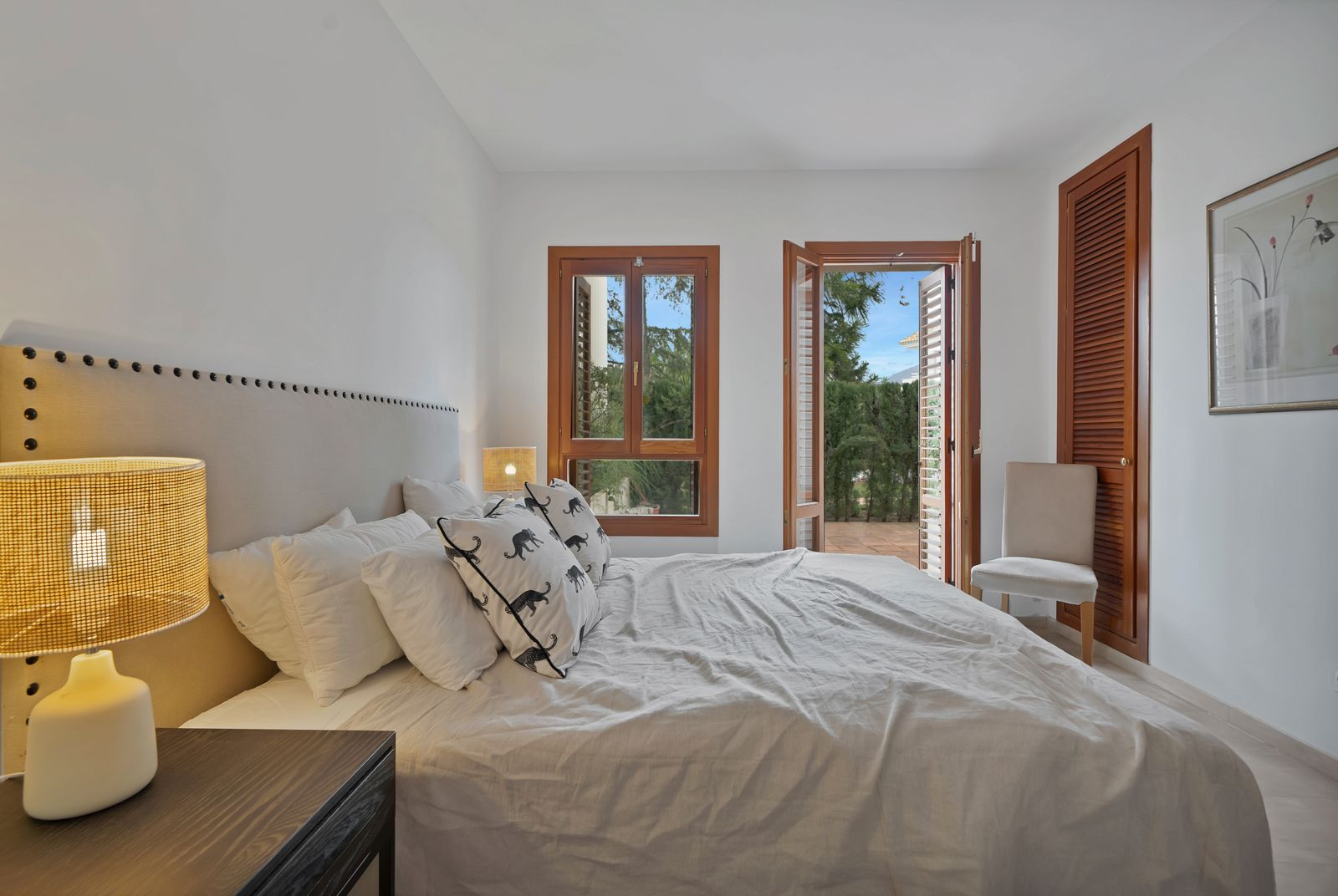 Recently renovated, west-facing middle-floor apartment within the exclusive gated community · Photo 18