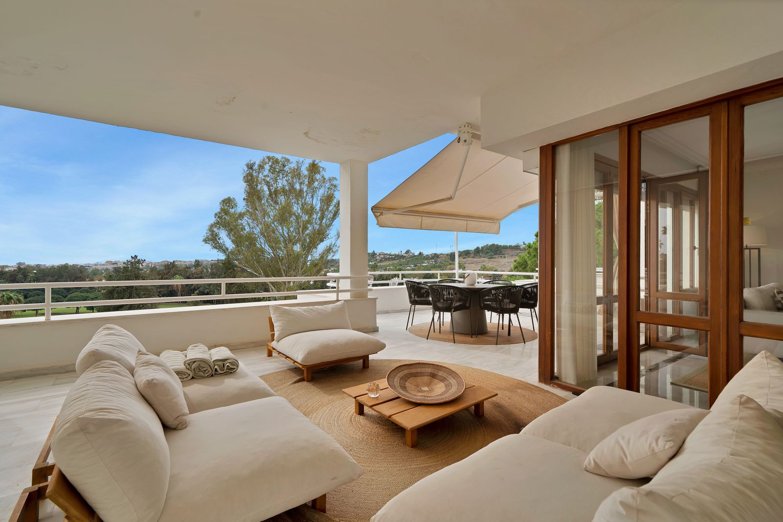 Recently renovated, west-facing middle-floor apartment within the exclusive gated community · Photo 38