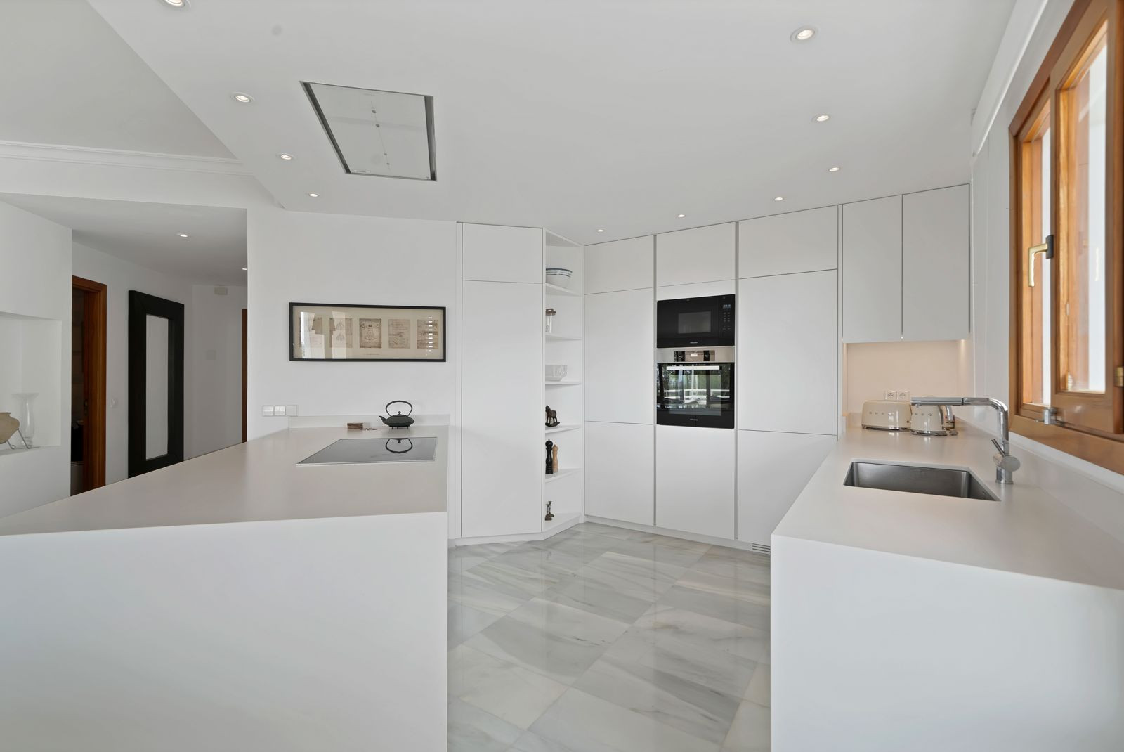 Recently renovated, west-facing middle-floor apartment within the exclusive gated community · Photo 24