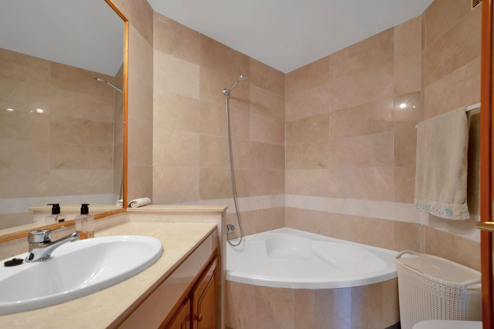Recently renovated, west-facing middle-floor apartment within the exclusive gated community · Photo 16