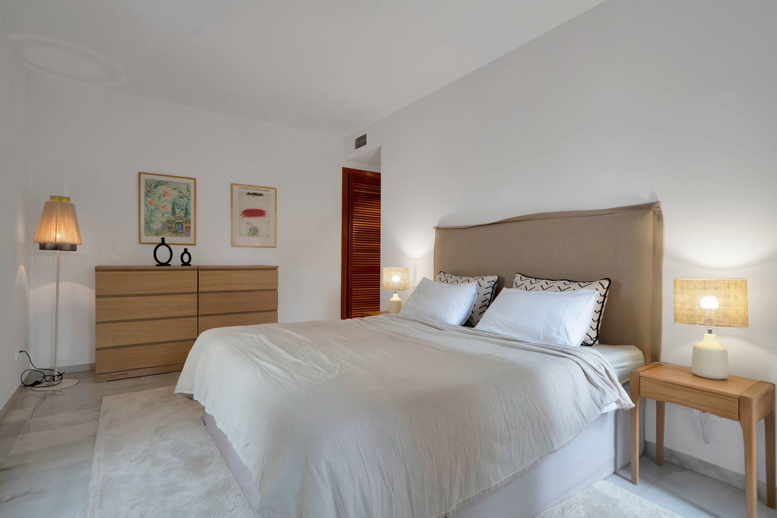 Recently renovated, west-facing middle-floor apartment within the exclusive gated community · Photo 15