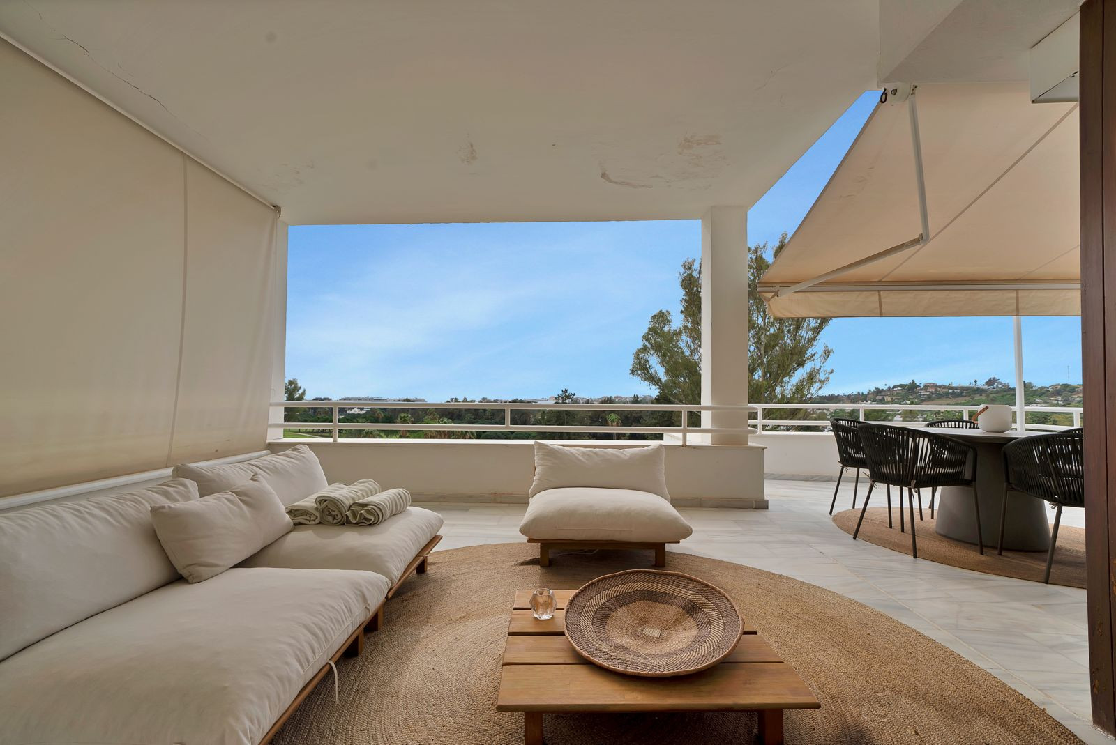Recently renovated, west-facing middle-floor apartment within the exclusive gated community · Photo 39