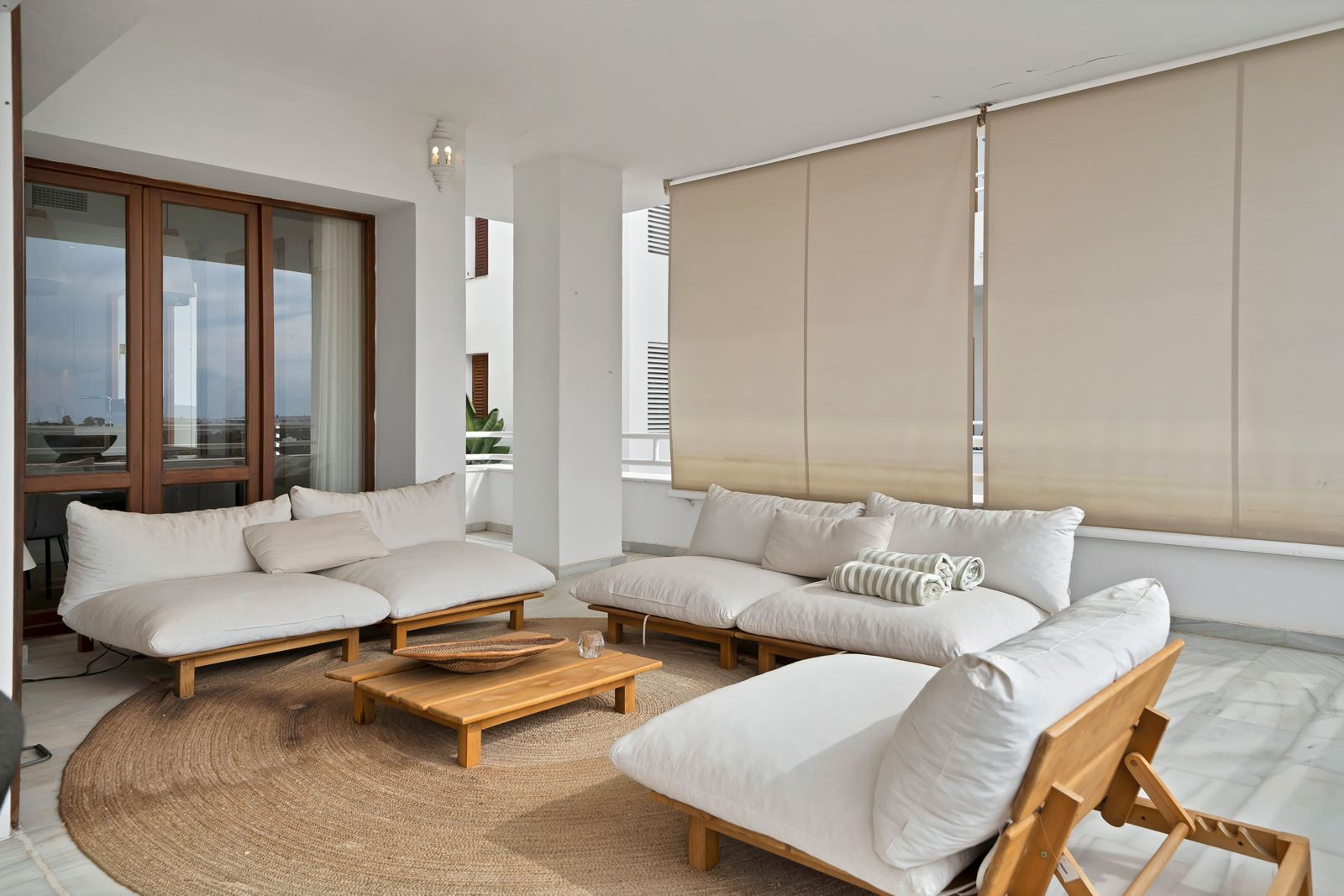 Recently renovated, west-facing middle-floor apartment within the exclusive gated community · Photo 40